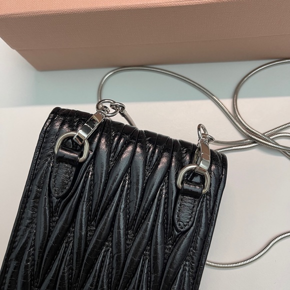 MIU MIU black Matelasse Pattina leather crossbody shoulder phone bag w/box - Picture 4 of 12